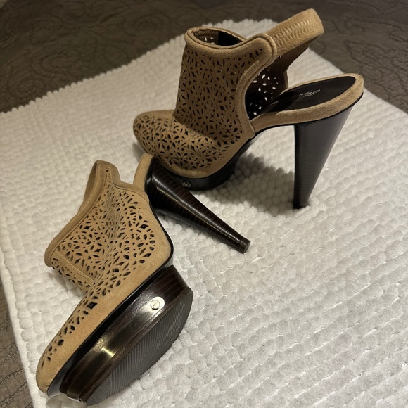 Brand new Elizabeth and James - Picture 1 of 3